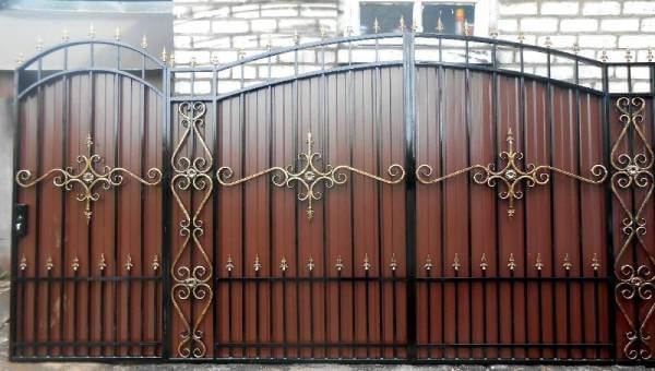 Кованые ворота с калиткой для частного дома